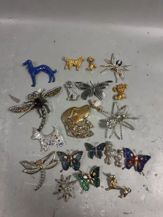 APPROXIMATELY 15 ASSORTED ANIMAL BROOCHES IN VARIOUS DESIGNS 