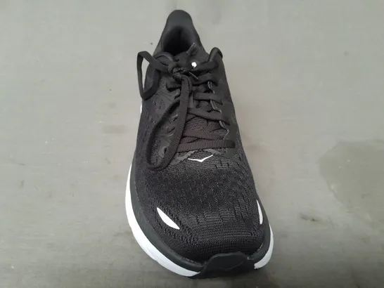 BOXED PAIR OF HOKA CLIFTON 8 SHOES IN BLACK/WHITE UK SIZE 5.5