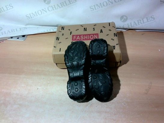 BOXED PAIR OF FASHION SHOES SIZE 38