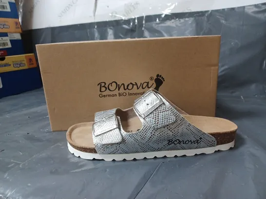 BOXED PAIR OF BONOVA SANDALS WHITE SNAKE SKIN PRINT DESIGN SIZE 6 UK