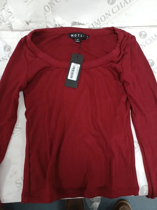 MOTEL BINLO EXTRA LONG SLEEVE TOP IN ADRENALIN RED SIZE S