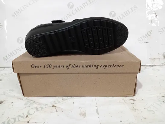 BOXED PAIR OF CUSHION-WALK SHOES IN BLACK UK SIZE 6