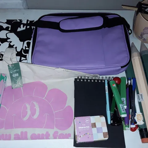 LOT OF ASSORTED BAGS AND STATIONARY ITEMS TO INCLUDE OVERSIZED PENCILS