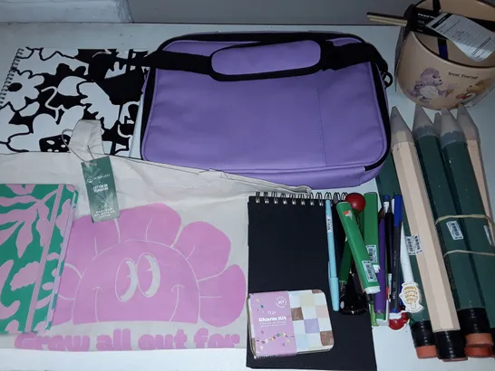 LOT OF ASSORTED BAGS AND STATIONARY ITEMS TO INCLUDE OVERSIZED PENCILS