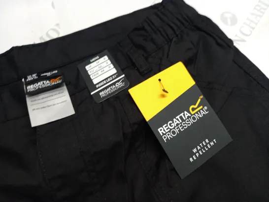 REGATTA ACTION TROUSERS IN BLACK - UK 34" L31"