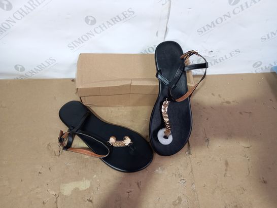 BOXED PAIR OF DESIGNER BLACK/ROSE GOLD SANDALS SIZE 40