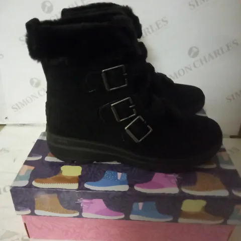 SKETCHERS GO WALK BOOTS BLACK SIZE 4.5