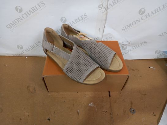 BOXED PAIR OF EARTH SPIRIT SANDALS SIZE 7
