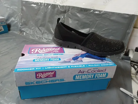 BOXED PAIR OF SKECHERS RELAXED FIT AIR COOLED MEMORY FOAM TRAINERS UK SIZE 7 - BLACK - 