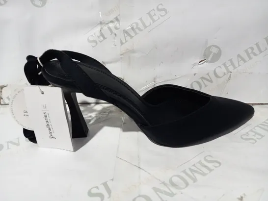 BOXED PAIR OF STRADIVARIUS HEELS IN BLACK EU SIZE 38