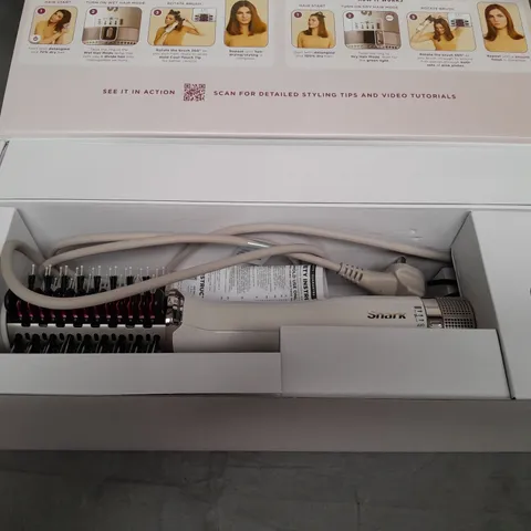 BOXED SHARK SMOOTHSTYLE HOT BRUSH & SMOOTHING COMB