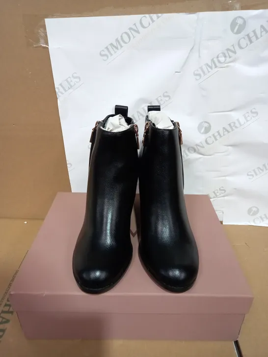 PAIR OF BOXED CARVELA BLACK SYNTHETIC ANKLE BOOTS SIZE 37