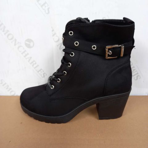 PAIR OF BOOTS (BLACK), SIZE 7 UK