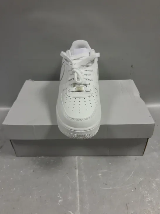 BOXED PAIR OF NIKE AIR FORCE 1 '07 TRAINERS IN WHITE - 8