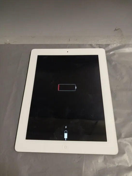 APPLE IPAD 4TH GEN TABLET IN WHITE/SILVER