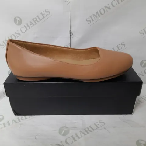 NATURALIZER LEATHER BALLET FLAT SHOE IN CORAL SIZE 7