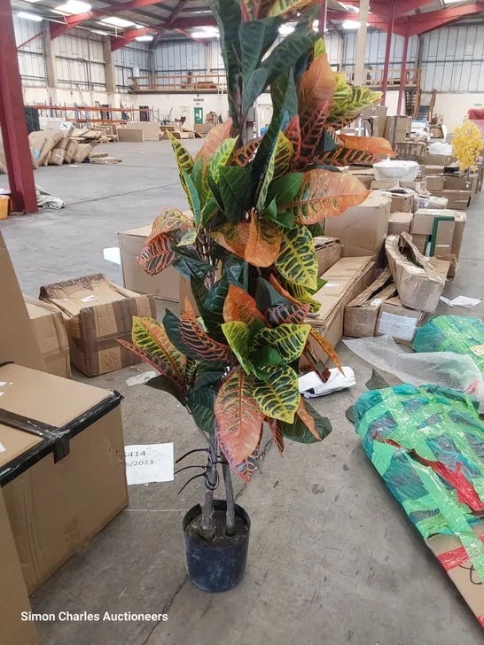 POTTED ARTIFICIAL TREE 120cm