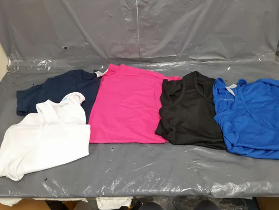 LOT OF APPROX 20 CLOTHING ITEMS , TO INCLUDE SLEEVELESS TOP , SHORTS , ETC