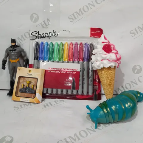 BOX OF APPROXIMATELY 20 ASSORTED TOYS AND GAMES TO INCLUDE SHARPIE PERMANENT MARKER SET, RASPBERRY PROP ICE CREAM, PODIUM ENAMEL PIN BADGE, ETC