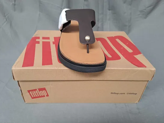 BOXED PAIR OF FITFLOP BUCKLE LEATHER TOE-POST SANDALS IN CHOCOLATE BROWN UK SIZE 7