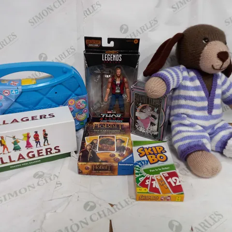 BOX OF APPROXIMATELY 20 ASSORTED TOYS & GAMES TO INCLUDE MARVEL STUDIOS THOR LOVE AND THUNDER RAVAGER THOR, VARIOUS PLUSHES/TEDDYS, CARD GAMES, ETC