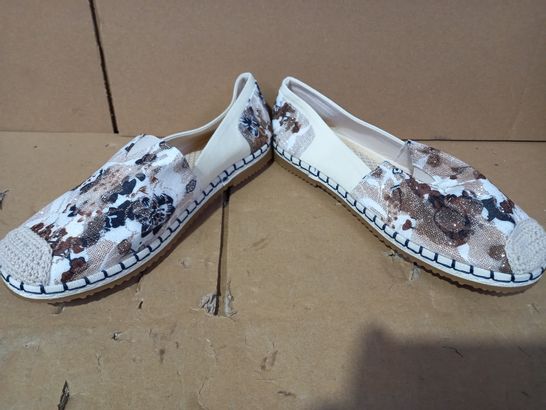 BOXED PAIR OF DESIGNER SLIP ON FOOTWEAR IN MULTICOLOUR PATTERN EU SIZE 40