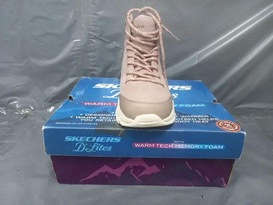 BOXED PAIR OF SKECHERS D'LITES BOOTS IN BLUSH SIZE 6 (2 LEFT SHOES)