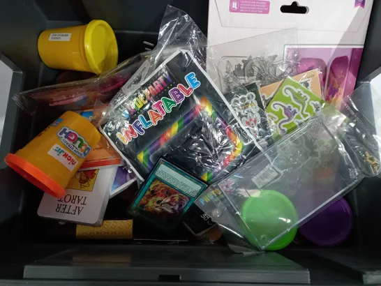 BOX OF APPROX 25 ASSORTED TOYS TO INCLUDE - HOT WHEELS ACTION CAR TOYS - UNO CARD GAME - NICK JR READY STEADY DOUGH ECT