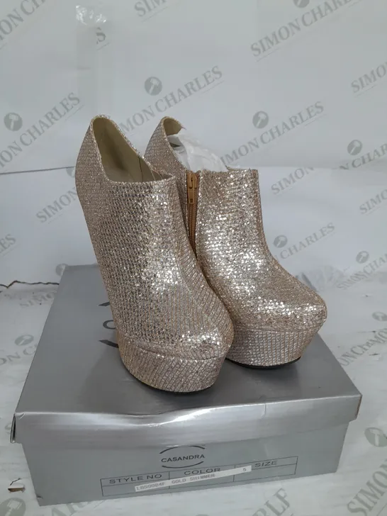 BOXED PAIR OF CASANDRA PLATFORM ANKLE SHOE IN GOLD GLITTER SIZE 5