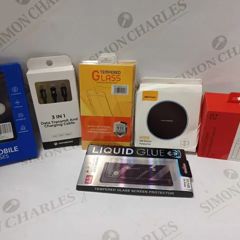 LOT OF APPROXMATELY 25 ASSORTED PHONE ACCESSORIES AND ELECTRICALS TO INCLUDE WIRELESS CHARGING PAD, TEMPERED GLASS SCREEN PROTECTOR, VAPORESSO 3 IN 1 CHARGING CABLE, ETC