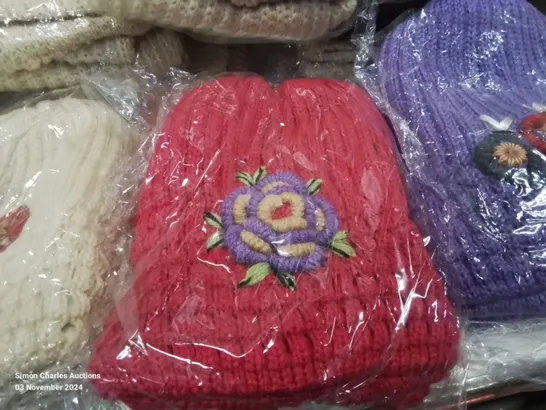 LOT CONTAINING LARGE AMOUNT OF BAGGED WOOLEN HATS IN VARIOUS COLOURS AND DESIGNS 