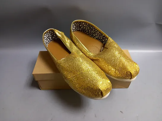 BOXED UNBRANDED LADIES GOLD PUMPS. SIZE 4