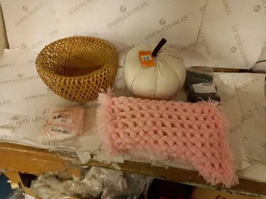 BOXED ASSORTMENT OF APPROX 20 ITEMS TO INCLUDE WICKER BASKET, PLUSH PUMPKIN, PINK MINI THROW, ETC