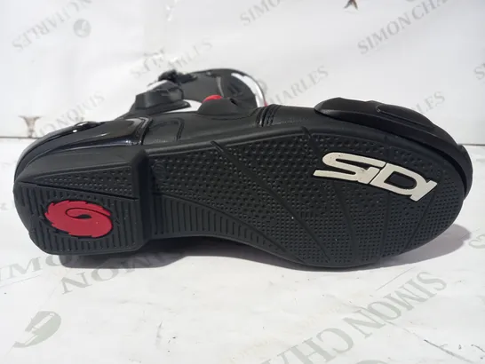 BOXED PAIR OF SIDI STIVALI VERTIGO 2 MOTORCYCLE BOOTS IN BLACK/WHITE/RED UK SIZE 8