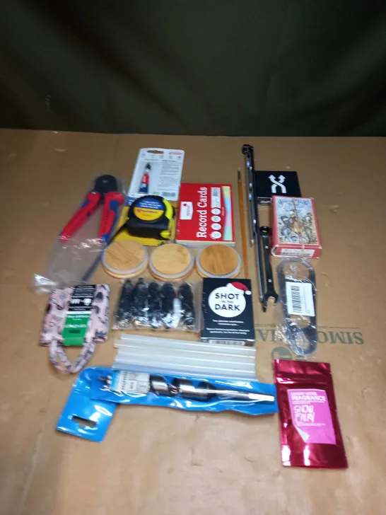 BOX OF ASSORTED ITEMS TO INCLUDE CARD GAMES, TAPE MEASURES AND DRILL BITS 