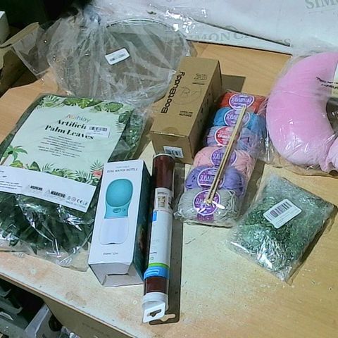 BOX OF A LARGE QUANTITY OF ASSORTED HOUSEHOLD ITEMS TO INCLUDE AUIHIAY ARTIFICIAL PALM LEAVES, AIDAPT TRAVEL PILLOW, DESIGNER PORTABLE DOG WATER BOTTLE ETC
