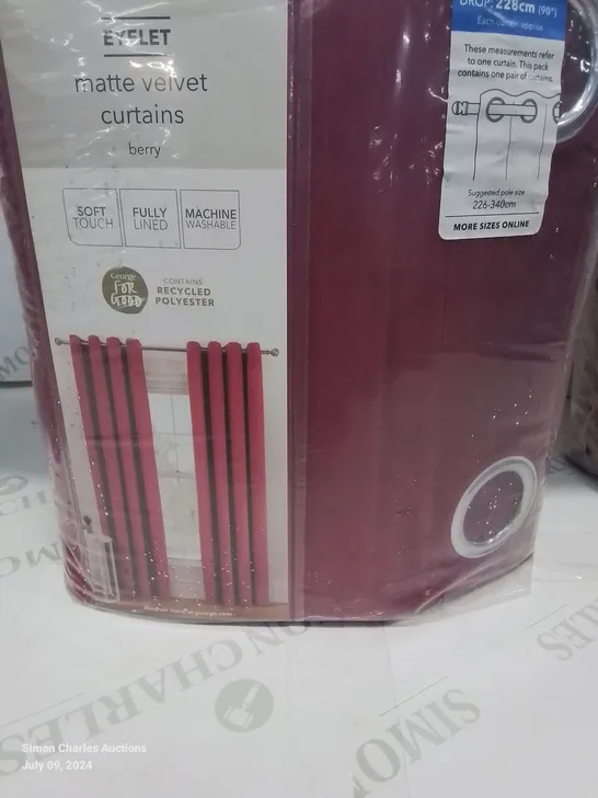 PALLET CONTAINING APPROXIMATELY 15 BOXES OF VARIOUS DESIGNED CURTAINS (SIZES AND COLOURS VARY)