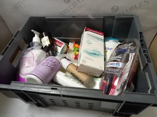 BOX OF APPROX. 20 ASSORTED HEALTH AND BEAUTY ITEMS TO INCLUDE: DOVE, WILKINSON SWORD & ONLY CURLS