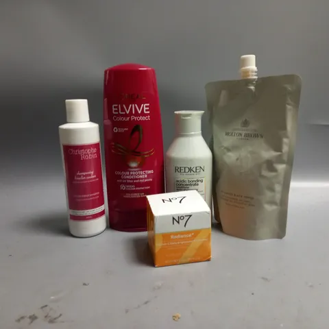 APPROXIMATELY 20 ASSORTED HEALTH AND BEAUTY PRODUCTS TO INCLUDE MOLTON BROWN BATH & SHOWER GEL REFILL, LOREAL ELVIVE COLOUR PROTECTING CONDITIONER, REDKEN ACIDIC BONDING CONCENTRATE CONDITIONER  
