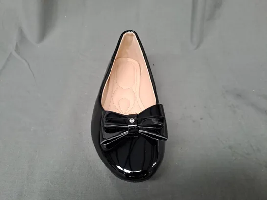 BOXED PAIR OF DESIGNER FLAT SLIP-ON SHOES IN BLACK W. BOW DETAIL EU SIZE 36