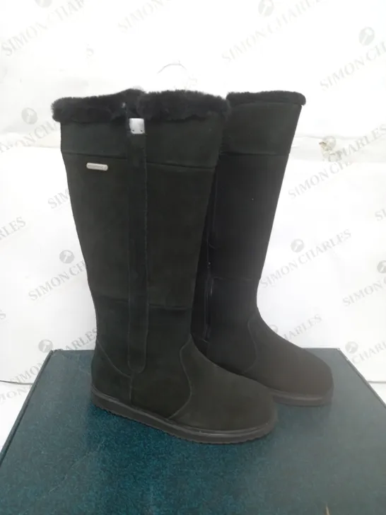 BOXED EMU AUSTRALIA BLACK BOOTS SIZE 4