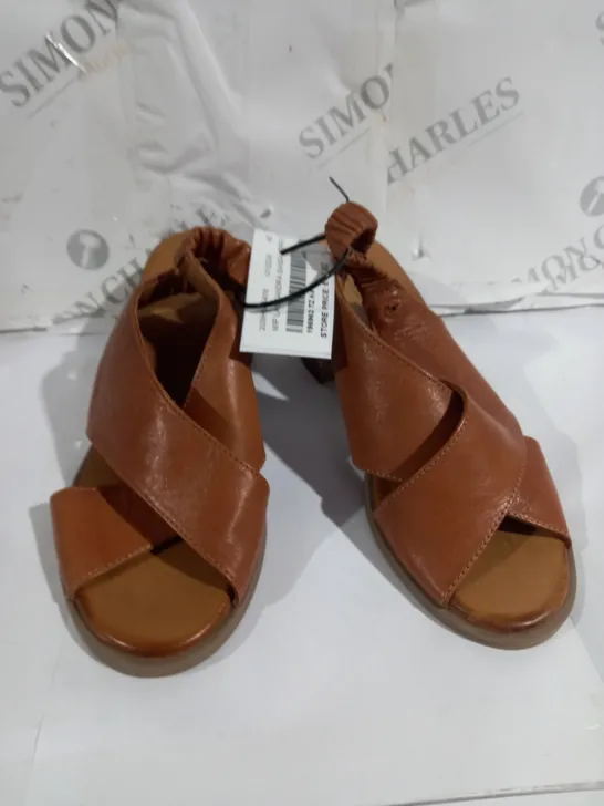 UNBOXED PAIR OF MODA IN PELLE LASSANDRA SANDALS IN TAN SIZE 4