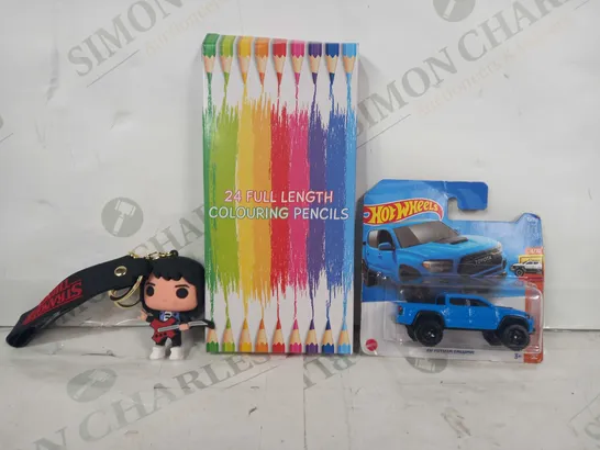 BOX OF APPROXIMATELY 10 ASSORTED TOYS AND GAMES TO INCLUDE HOTWHEELS CAR, COLOURING PENCILS, POP STRANGER THINGS - EDDIE KEYCHAIN, ETC