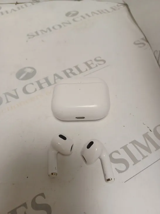 APPLE AIRPODS IN WHITE WITH CHARGING CASE 