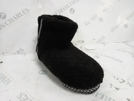 MUK LUKS FREJA BLACK SLIPPERS - SIZE 7