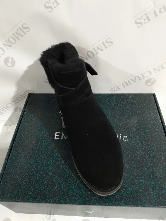 BOXED PAIR OF EMU AUSTRALIA MERAK SUEDE BOOTS IN BLACK - SIZE 5