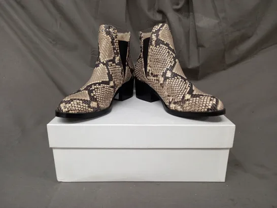 BOXED PAIR OF STEVE MADDEN CADE LEATHER ANKLE BOOTS IN BEIGE EU SIZE 36