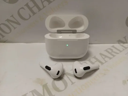 APPLE AIRPODS W. MAGSAFE CHARGING CASE