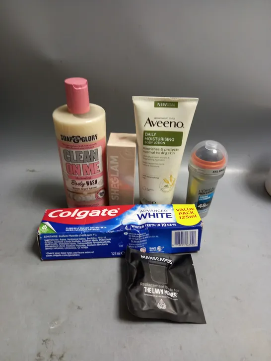 BOX OF APPROXIMATELY 20 COSMETIC ITEMS TO INCLUDE - L'OREAL MEN EXPERT DEODORANT - COLGATE TOOTHPASTE - SOAP & GLORY BODY WASH - ETC 