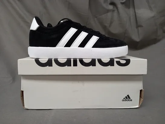 BOXED PAIR OF ADIDAS KIDS SHOES IN BLACK/WHITE UK SIZE 12